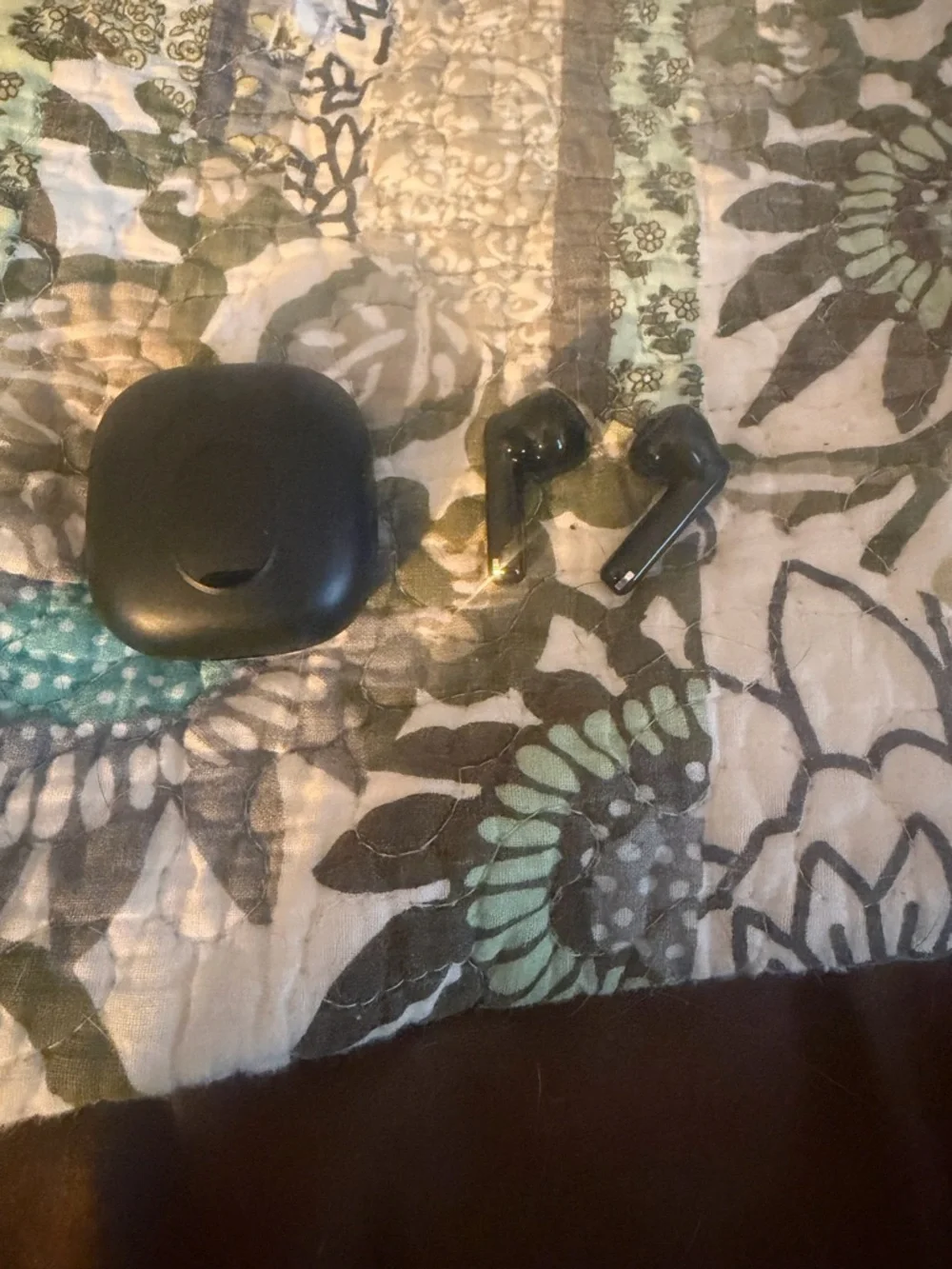 Black Wireless Earbud Charging Case - Compatible Bluetooth Accessory
